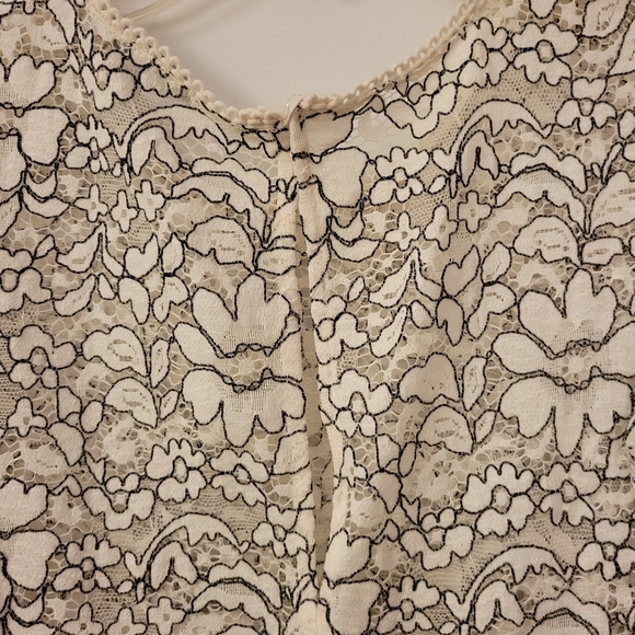 🌸Three Dots corded lace flounce sleeve top - Picture 7 of 11